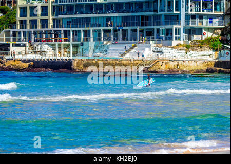 Ein Surfer in das Wasser am Bondi Beach, Sydney, NSW, Australien Stockfoto