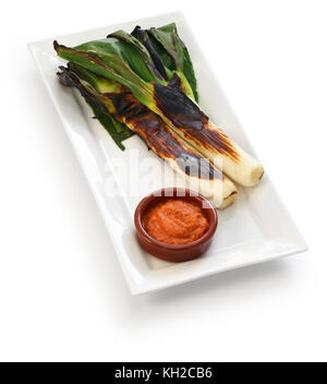 Gebratene calcots mit romesco Sauce zum Dippen, spanische katalanische Küche Stockfoto