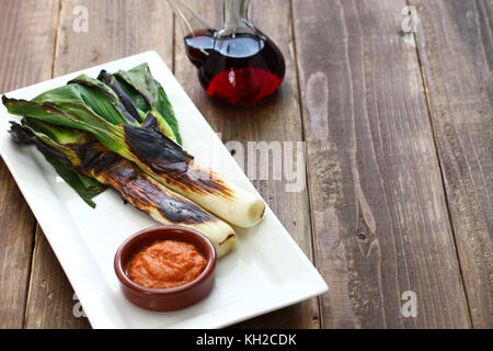 Gebratene calcots mit romesco Sauce zum Dippen, spanische katalanische Küche Stockfoto