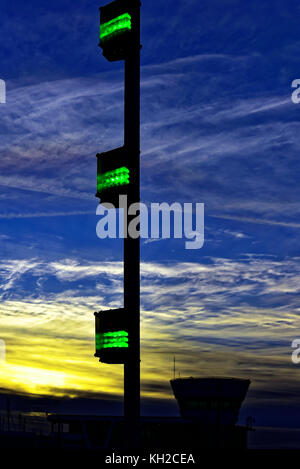 North Shields Royal Quays Marina am Albert Edward Dock grüne Hafenlichter und Kontrollturm Stockfoto