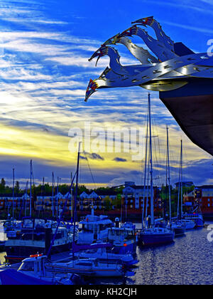 Es gibt ein Schild mit dem Schild „Dragons North Shields Royal Quays Marina Cafe“ Stockfoto