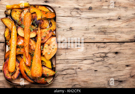 Vegetarisches Gericht mit gebackenen Karotte, Kürbis und Quitten Stockfoto