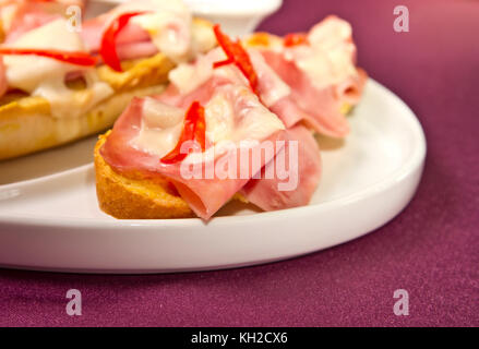 Prosciuto und geschmolzenem Käse sandwich im Ofen gebacken Stockfoto