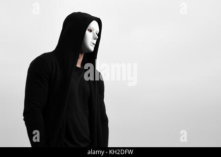 Porträt der Mann in Schwarz hoodie tragen weiße anonymen Maske. Stockfoto