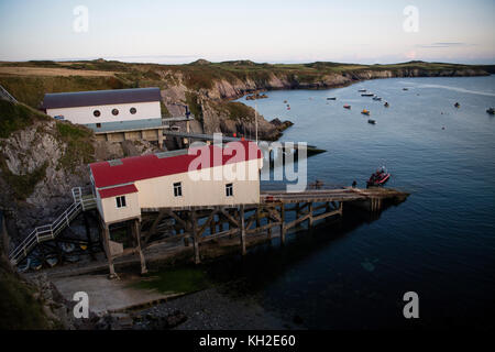 Die alten und neuen rnli lifeboat Stationen in St. justinian's in der Nähe der Stadt St David's (ty ddewi in Walisisch), South West Wales Pembrokeshire, Großbritannien Stockfoto