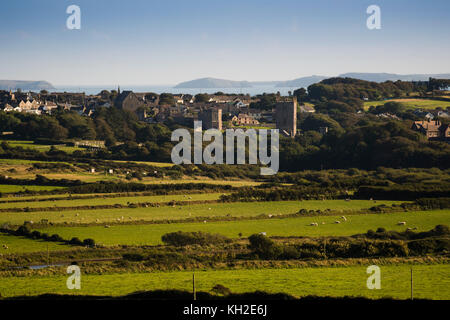 Der Blick von Carn llidi auf die Stadt St David's (Ty Ddewi in walisisch), Pembrokeshire Coast National Park, Südwestwales Großbritannien Stockfoto