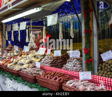 Stapel von verschiedenen Arten von europäischen Würstchen auf einem Stand beim Europäischen Weihnachtsmarkt in Albert Square, Manchester, UK am 11. November 2017 getroffen Stockfoto