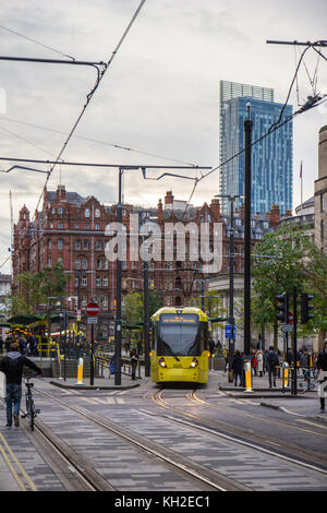 St. Peter's Square tram station mit Tram und das Midland Hotel & Beetham Tower im Hintergrund. Stockfoto