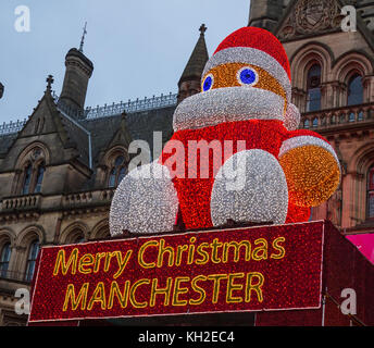 Riesige Santa Claus über dem Eingang zum Rathaus von Manchester, UK. Am 11. November 2017 Am ersten Samstag der Manchester Weihnachtsmärkte für 2 Stockfoto