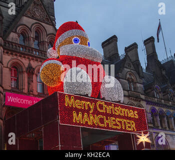 Riesige Santa Claus über dem Eingang zum Rathaus von Manchester, UK. Am 11. November 2017 Am ersten Samstag der Manchester Weihnachtsmärkte für 2 Stockfoto