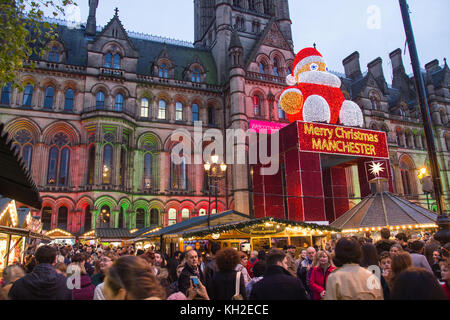 Riesige Santa Claus über dem Eingang zum Rathaus von Manchester, UK. Am 11. November 2017 Am ersten Samstag der Manchester Weihnachtsmärkte für 2 Stockfoto