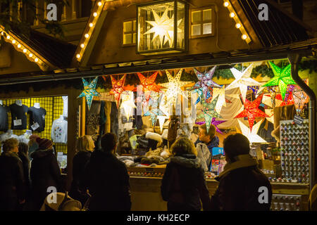 Manchester Weihnachtsmarkt in St Annes Square, Manchester uk am 11. November 2017 einen Stall sellings Große, helle Sterne. Stockfoto