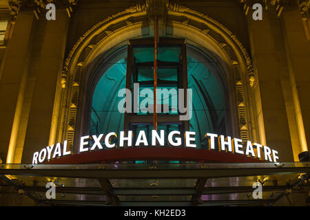 Manchester Royal Exchange theatre Gebäude Eingang abends beleuchtet auf St Annes Square, Manchester, UK. Am 11. November 2017 Stockfoto