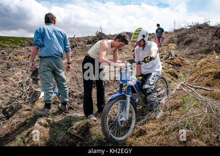 Motocross-Biker sammeln Punkte für den erfolgreichen Abschluss eines schwierigen Teils des Crosstrails in den Dublin Mountains bei Brittas, Irland Stockfoto