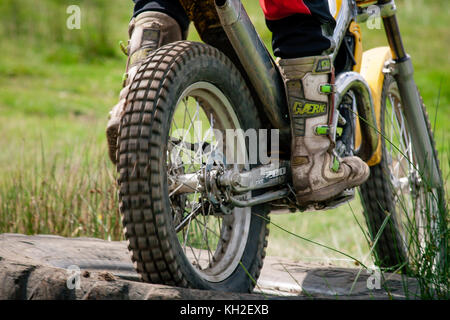 Nahaufnahme des Hinterrads eines Motocross-Bikes in Aktion mit Geländeschuhen auf einem Motocross-Trail in Brittas, Wicklow, Irland Stockfoto