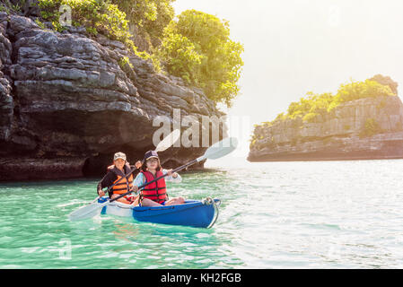 Zwei Frauen sind Mutter und Tochter. Reisen mit dem Boot mit einem Kajak auf dem Meer unter Sonneneinstrahlung im Sommer rund um Ko Phi genießen Sie die wunderschöne Natur des Meeres Stockfoto