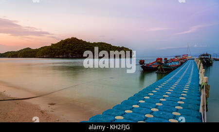 Schwimmende Brücke Anlegestelle für Touristen am Strand vor ko Wua Ta Lap Blick auf die Insel Ko Phi bei Sonnenuntergang an Mu Ko Ang Thong National Marine Park in gu Stockfoto