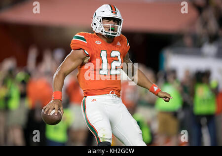 Miami Gardens, Florida, USA. 11 Nov, 2017. Miami Hurrikane quarterback MALIK ROSIER (12) feiert seinen Touchdown laufen Im ersten Quartal im Hard Rock Stadion in Miami Gardens. Credit: Allen Eyestone/der Palm Beach Post/ZUMA Draht/Alamy leben Nachrichten Stockfoto