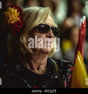 Barcelona, Spanien. 12. November 2017: Eine ältere Frau mit spanischsprachigen Blumen hilft bei der Präsentation der Kandidaten der PPC für die katalanischen Wahlen am 21. Dezember. Credit: Matthias Oesterle/Alamy Live News Stockfoto