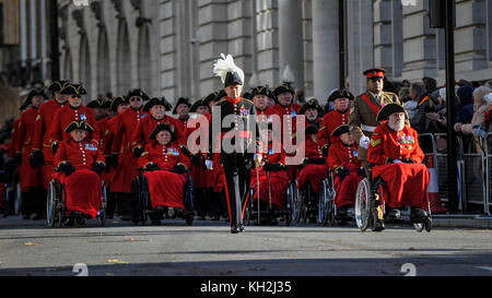 London, Großbritannien. 12. November 2017. (R) Lance Sergeant Johnson Gideon Beharry, VC, CNG, schiebt eine Chelsea Rentner in einem Rollstuhl auf dem Weg zu Horse Guards Parade. Große Menschenmassen versammeln sich um den Parliament Square und Whitehall auf das Gedenken Sonntag, wo die Mitglieder der königlichen Familie, dignatories und Veteranen gab Tribute zu den Krieg tot am Ehrenmal. Credit: Stephen Chung/Alamy leben Nachrichten Stockfoto