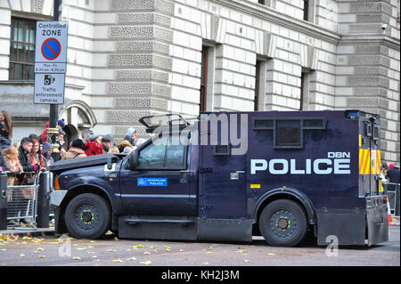 London, Großbritannien. 12. November 2017. Bewaffnete Fahrzeuge der Polizei anwesend als große Volksmengen um den Parliament Square und Whitehall auf das Gedenken Sonntag, wo die Mitglieder der königlichen Familie, dignatories und Veteranen gab Tribute zu den Krieg tot am Ehrenmal zu sammeln. Credit: Stephen Chung/Alamy leben Nachrichten Stockfoto