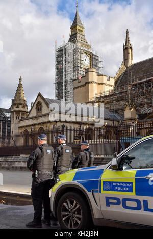 London, Großbritannien. 12. November 2017. Polizei in der Stille. Große Menschenmassen versammeln sich um den Parliament Square und Whitehall auf das Gedenken Sonntag, wo die Mitglieder der königlichen Familie, dignatories und Veteranen gab Tribute zu den Krieg tot am Ehrenmal. Credit: Stephen Chung/Alamy leben Nachrichten Stockfoto