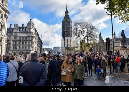 London, Großbritannien. 12. November 2017. Große Menschenmassen versammeln sich um den Parliament Square und Whitehall auf das Gedenken Sonntag, wo die Mitglieder der königlichen Familie, dignatories und Veteranen gab Tribute zu den Krieg tot am Ehrenmal. Credit: Stephen Chung/Alamy leben Nachrichten Stockfoto