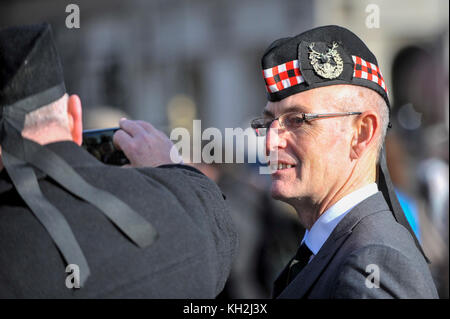 London, Großbritannien. 12. November 2017. Kriegsveteranen ein Foto als große Volksmengen um den Parliament Square und Whitehall auf das Gedenken Sonntag, wo die Mitglieder der königlichen Familie, dignatories und Veteranen gab Tribute zu den Krieg tot am Ehrenmal zu sammeln. Credit: Stephen Chung/Alamy leben Nachrichten Stockfoto