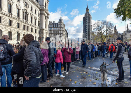 London, Großbritannien. 12. November 2017. Große Menschenmassen versammeln sich um den Parliament Square und Whitehall auf das Gedenken Sonntag, wo die Mitglieder der königlichen Familie, dignatories und Veteranen gab Tribute zu den Krieg tot am Ehrenmal. Credit: Stephen Chung/Alamy leben Nachrichten Stockfoto