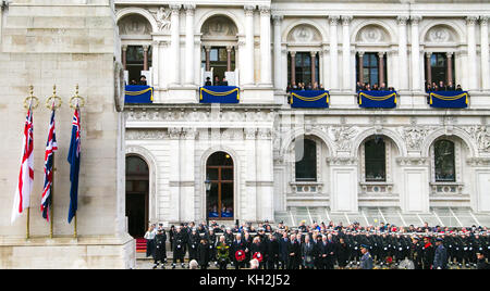 Das ehrenmal, London, Großbritannien - 12 November 2017 - Mitglieder der königlichen Familie, hochrangige Politiker, darunter der britische Premierminister und Vertreter der Streitkräfte nehmen an der jährlichen Gedenktag Gottesdienst am Ehrenmal auf Whitehall Tribut zu denen, die gelitten haben oder im Krieg gestorben zu bezahlen. Stockfoto