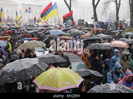 Kiew, Ukraine. November 2017. Die Menschen nehmen am 12. November 2017 im Zentrum von Kiew, Ukraine, an dem sogenannten "Marsch der Empörung" Teil. Quelle: ZUMA Press, Inc./Alamy Live News Stockfoto