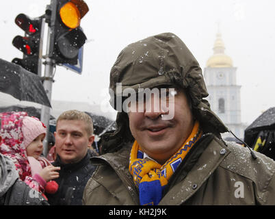 Kiew, Ukraine. November 2017. Der ehemalige georgische Präsident MICHAIL SAAKASCHWILI (R) nimmt am 12. November 2017 zusammen mit seinen Anhängern am sogenannten "Marsch der Empörung" in der Innenstadt von Kiew, Ukraine, Teil. Quelle: ZUMA Press, Inc./Alamy Live News Stockfoto