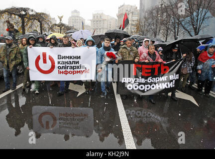 Kiew, Ukraine. November 2017. Die Menschen nehmen am 12. November 2017 im Zentrum von Kiew, Ukraine, an dem sogenannten "Marsch der Empörung" Teil. Quelle: ZUMA Press, Inc./Alamy Live News Stockfoto