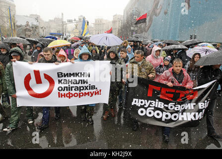 Kiew, Ukraine. November 2017. Die Menschen nehmen am 12. November 2017 im Zentrum von Kiew, Ukraine, an dem sogenannten "Marsch der Empörung" Teil. Quelle: ZUMA Press, Inc./Alamy Live News Stockfoto