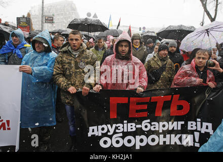 Kiew, Ukraine. November 2017. Die Menschen nehmen am 12. November 2017 im Zentrum von Kiew, Ukraine, an dem sogenannten "Marsch der Empörung" Teil. Quelle: ZUMA Press, Inc./Alamy Live News Stockfoto