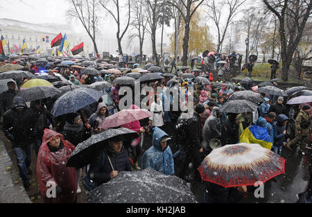 Kiew, Ukraine. November 2017. Die Menschen nehmen am 12. November 2017 im Zentrum von Kiew, Ukraine, an dem sogenannten "Marsch der Empörung" Teil. Quelle: ZUMA Press, Inc./Alamy Live News Stockfoto