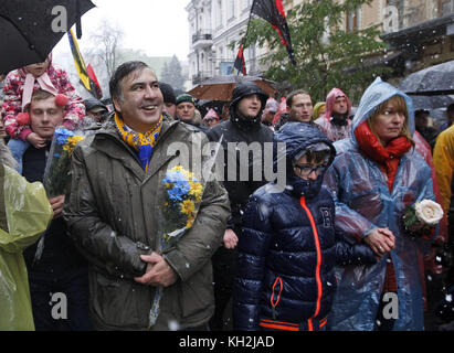 Kiew, Ukraine. November 2017. Der ehemalige georgische Präsident MICHAIL SAAKASCHWILI (3-L) nimmt am 12. November 2017 zusammen mit seinen Unterstützern an dem so genannten "Marsch der Empörung" in der Innenstadt von Kiew, Ukraine, Teil. Quelle: ZUMA Press, Inc./Alamy Live News Stockfoto