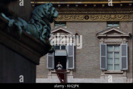 Rom, Italien. November 2017. PAPST FRANZISKUS überbringt das Angelusgebet vom Fenster des apostolischen Gebäudes auf dem Petersplatz im vatikan Credit: Evandro Inetti/ZUMA Wire/Alamy Live News Stockfoto