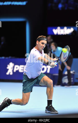 London, Großbritannien. 12. November 2017. Roger Federer (SUI) im Wettbewerb mit der Konkurrenz singles in der NITTO ATP-Finale in der O2 Arena, London, UK. Der Verband der Tennisprofis Endrunden (ATP) sind das Saisonfinale und verfügen über die Top 16 singles Spieler sowie eine doppelte Konkurrenz. Die Veranstaltung ist die zweithöchste Stufe des Herrentennis Turnier nach den vier Grand Slam Turniere. Quelle: Michael Preston/Alamy leben Nachrichten Stockfoto