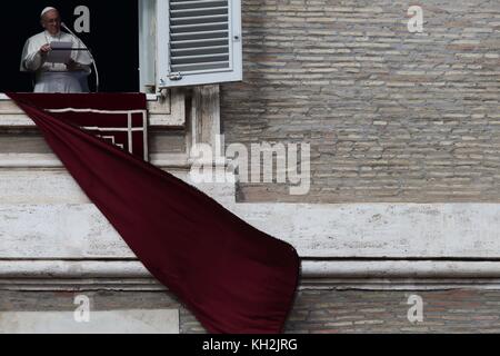 Rom, Italien. November 2017. PAPST FRANZISKUS überbringt das Angelusgebet vom Fenster des apostolischen Gebäudes auf dem Petersplatz im vatikan Credit: Evandro Inetti/ZUMA Wire/Alamy Live News Stockfoto