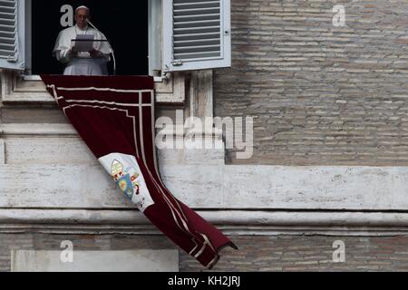 Rom, Italien. November 2017. PAPST FRANZISKUS überbringt das Angelusgebet vom Fenster des apostolischen Gebäudes auf dem Petersplatz im vatikan Credit: Evandro Inetti/ZUMA Wire/Alamy Live News Stockfoto