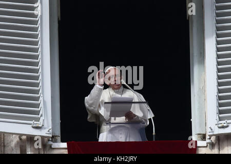 Rom, Italien. November 2017. PAPST FRANZISKUS überbringt das Angelusgebet vom Fenster des apostolischen Gebäudes auf dem Petersplatz im vatikan Credit: Evandro Inetti/ZUMA Wire/Alamy Live News Stockfoto