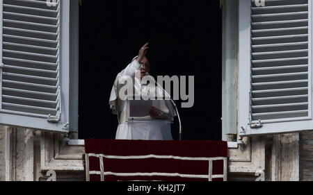 Rom, Italien. 11 Nov, 2017. Papst Franziskus liefert Angelus gebet aus dem Fenster des Apostolischen Gebäude in st.peter Quadrat im Vatikan Credit: evandro inetti/zuma Draht/alamy leben Nachrichten Stockfoto