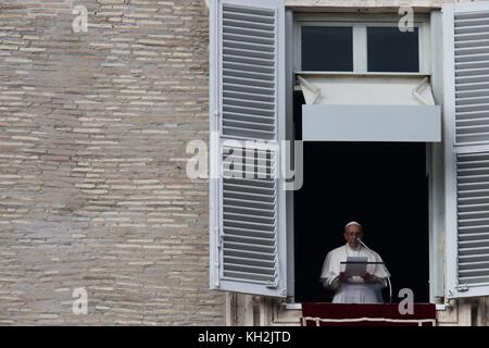 Rom, Italien. November 2017. PAPST FRANZISKUS überbringt das Angelusgebet vom Fenster des apostolischen Gebäudes auf dem Petersplatz im vatikan Credit: Evandro Inetti/ZUMA Wire/Alamy Live News Stockfoto