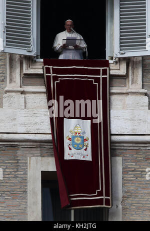 Rom, Italien. 11 Nov, 2017. Papst Franziskus liefert Angelus gebet aus dem Fenster des Apostolischen Gebäude in st.peter Quadrat im Vatikan Credit: evandro inetti/zuma Draht/alamy leben Nachrichten Stockfoto