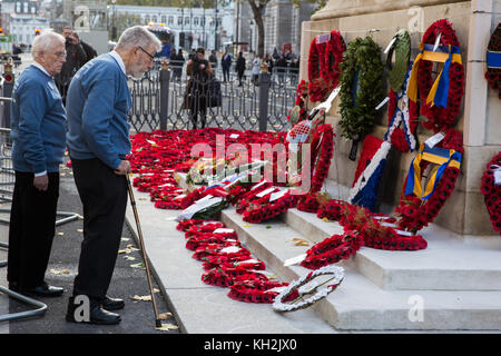 London, Großbritannien. 12. November 2017. ex-Mitarbeitern von den Veteranen für den Frieden uk (vfp-uk) einen Kranz am Ehrenmal zum Gedenken Sonntag. vfp uk im Jahr 2011 gegründet und arbeitet die Außen- und Verteidigungspolitik der uk für das größere Ziel der Frieden in der Welt Einfluss zu nehmen. Quelle: Mark kerrison/alamy leben Nachrichten Stockfoto