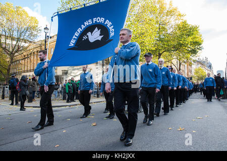 London, Großbritannien. 12. November 2017. ex-dienstleistungen Männer und Frauen von den Veteranen für den Frieden uk (vfp-uk) whitehall Spaziergang nach dem Bezahlen ihren Respekt am Ehrenmal zum Gedenken Sonntag. vfp uk im Jahr 2011 gegründet und arbeitet die Außen- und Verteidigungspolitik der uk für das größere Ziel der Frieden in der Welt Einfluss zu nehmen. Quelle: Mark kerrison/alamy leben Nachrichten Stockfoto