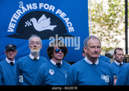 London, Großbritannien. 12. November 2017. ex-dienstleistungen Männer und Frauen von den Veteranen für den Frieden uk (vfp-uk) Spaziergang zum ehrenmal auf das Gedenken Sonntag. vfp uk im Jahr 2011 gegründet und arbeitet die Außen- und Verteidigungspolitik der uk für das größere Ziel der Frieden in der Welt Einfluss zu nehmen. Quelle: Mark kerrison/alamy leben Nachrichten Stockfoto