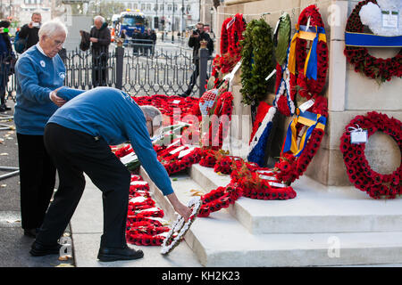 London, Großbritannien. 12. November 2017. ex-Mitarbeitern von den Veteranen für den Frieden uk (vfp-uk) einen Kranz am Ehrenmal zum Gedenken Sonntag. vfp uk im Jahr 2011 gegründet und arbeitet die Außen- und Verteidigungspolitik der uk für das größere Ziel der Frieden in der Welt Einfluss zu nehmen. Quelle: Mark kerrison/alamy leben Nachrichten Stockfoto