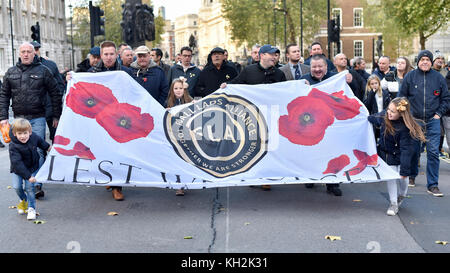 London, Großbritannien. 12. November 2017. Die Mitglieder der Allianz kommen Fußball-Jungs einen Kranz am Ehrenmal zum Gedenken Sonntag, wo die Mitglieder der königlichen Familie, dignatories und Veteranen gab Tribute zu den Krieg tot früh am Tag zu legen. Credit: Stephen Chung/Alamy leben Nachrichten Stockfoto